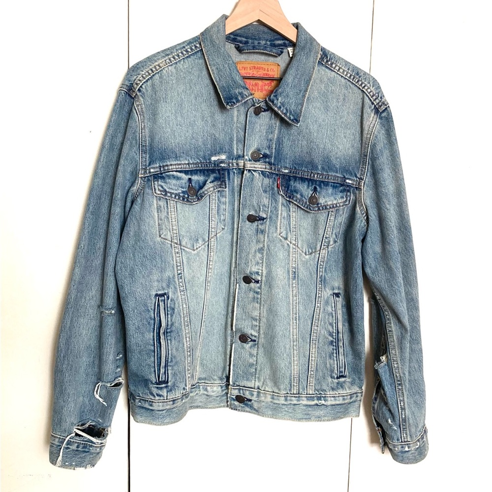 Levi’s 90s trucker oversized denim jacket With Distressed  Sleeves/SizeM